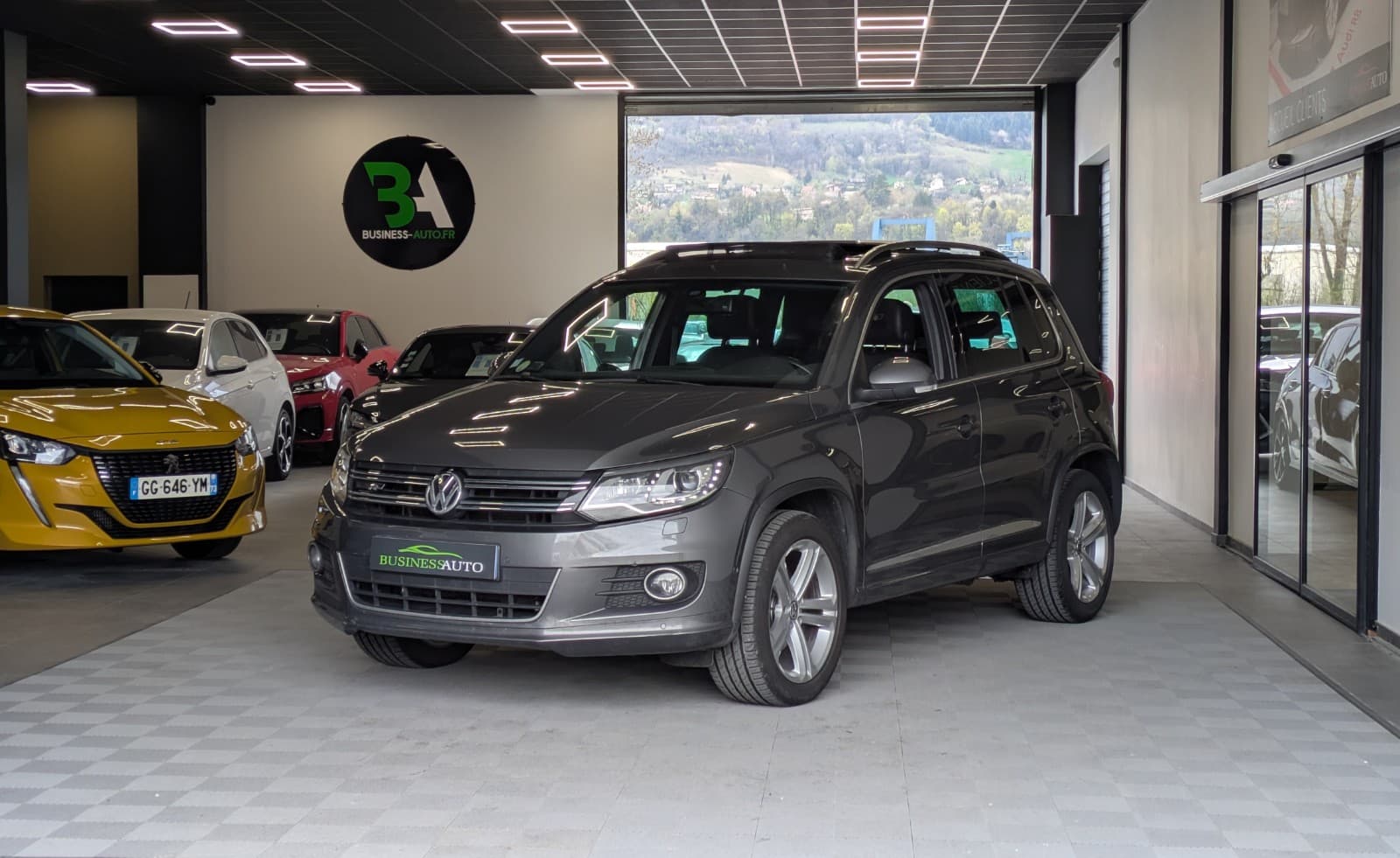 VOLKSWAGEN TIGUAN 2.0 TDI 177cv 4x4 R-Exclusive 4Motion DSG7 / Toit Ouvrant / GPS / Sièges Chauffants / Attelage