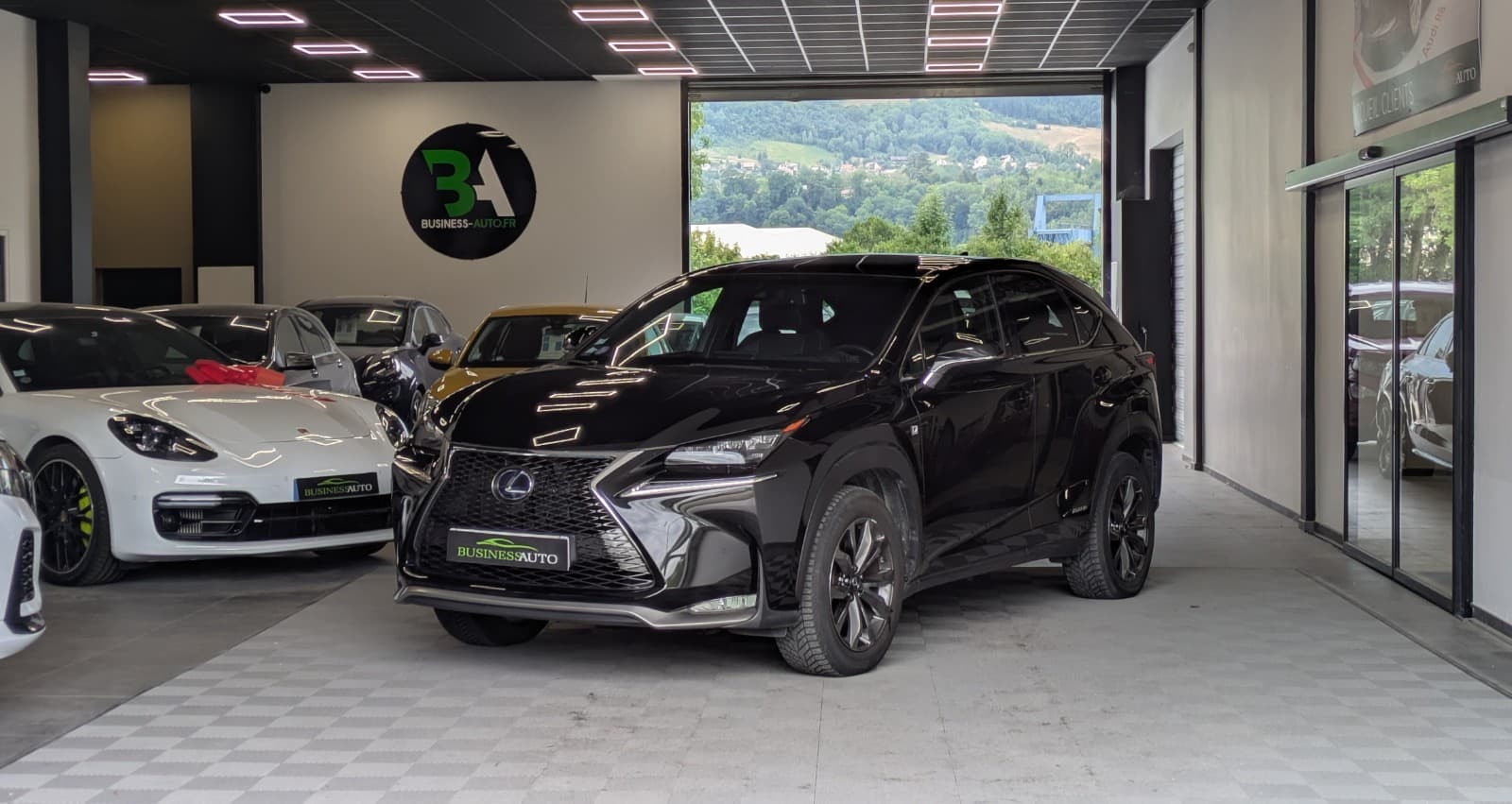 LEXUS NX 300h 4WD F SPORT E-CVT / GPS / Toit Panoramique / Sièges Chauffants / Crit'Air 1