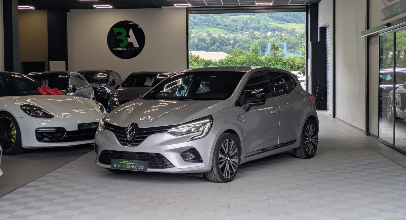 RENAULT CLIO V dCi 115cv Initiale Paris / Multi-Sense / CarPlay / Volant et Sièges Chauffants / Caméra de recul