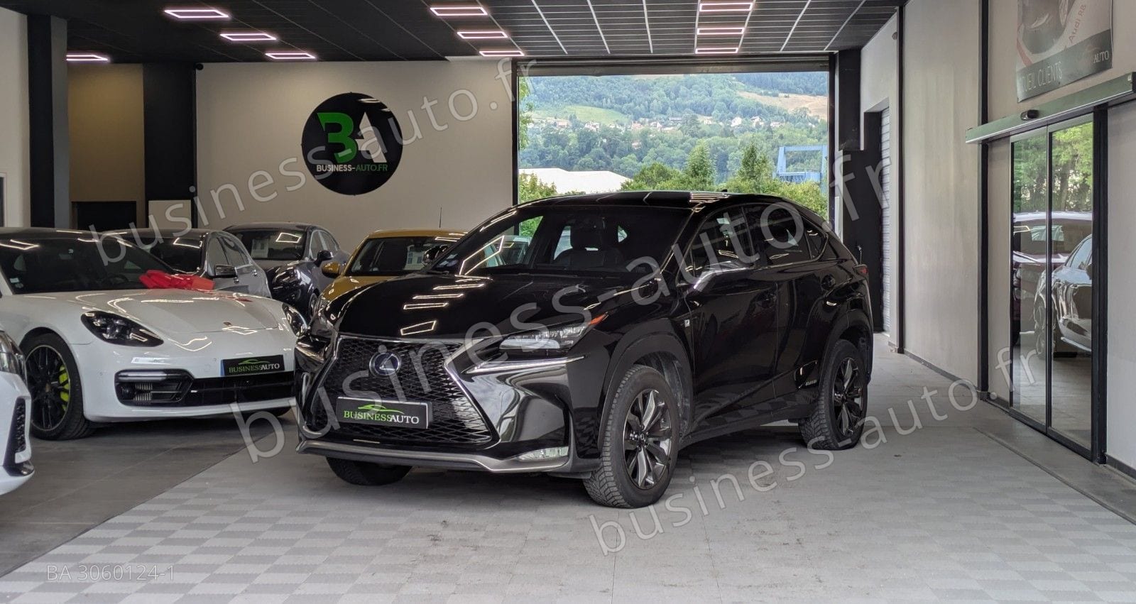 LEXUS NX 300h 4WD F SPORT E-CVT / GPS / Toit Panoramique / Sièges Chauffants / Crit'Air 1